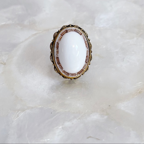 Vtg Gold Tone White Faux Agate Oval Statement Ring - Picture 2 of 11